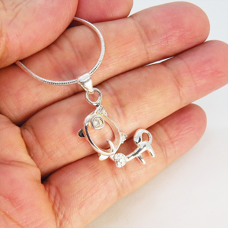 ウィンクする猫モチーフペンダントネックレス シルバー925 天然石ジルコン(クリア)