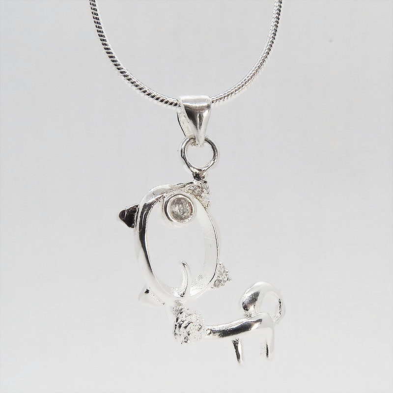 ウィンクする猫モチーフペンダントネックレス シルバー925 天然石ジルコン(クリア)