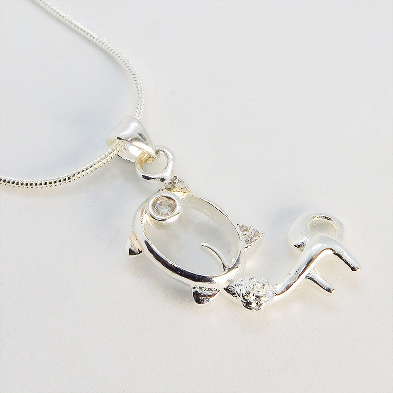 ウィンクする猫モチーフペンダントネックレス シルバー925 天然石ジルコン(クリア)