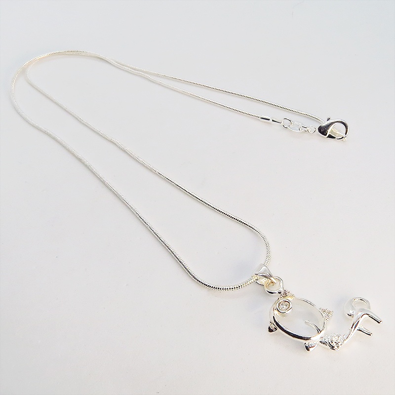 ウィンクする猫モチーフペンダントネックレス シルバー925 天然石ジルコン(クリア)