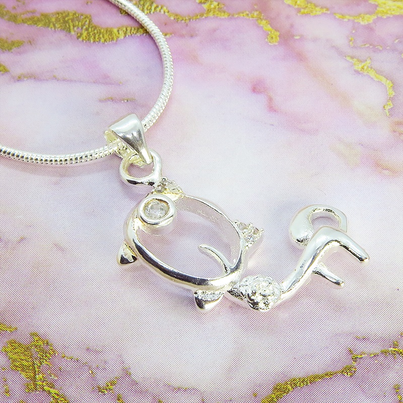 ウィンクする猫モチーフペンダントネックレス シルバー925 天然石ジルコン(クリア)