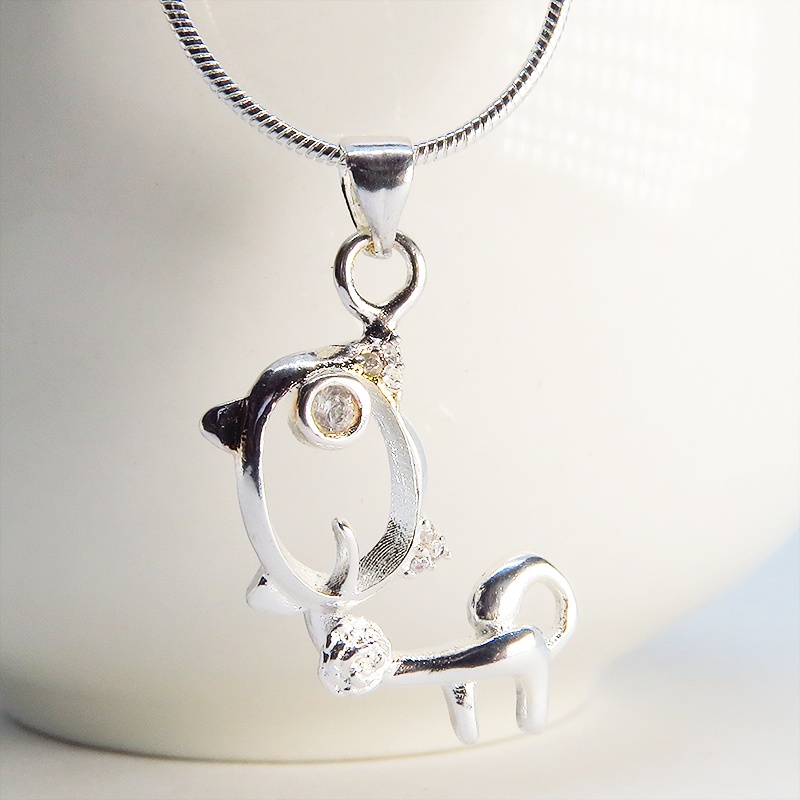 ウィンクする猫モチーフペンダントネックレス シルバー925 天然石ジルコン(クリア)