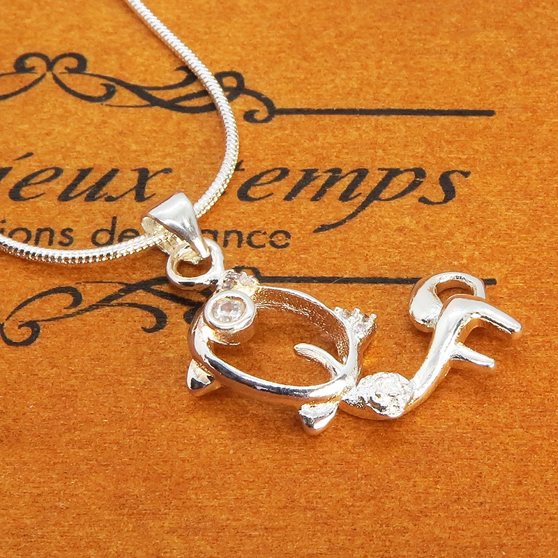 ウィンクする猫モチーフペンダントネックレス シルバー925 天然石ジルコン(クリア)