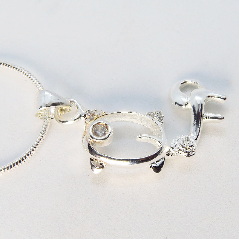 ウィンクする猫モチーフペンダントネックレス シルバー925 天然石ジルコン(クリア)