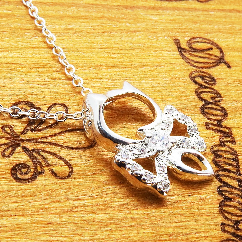 ジルコンのキラキラ光るリボンをつけた猫のペンダント・ネックレス シルバー925 天然石ジルコン