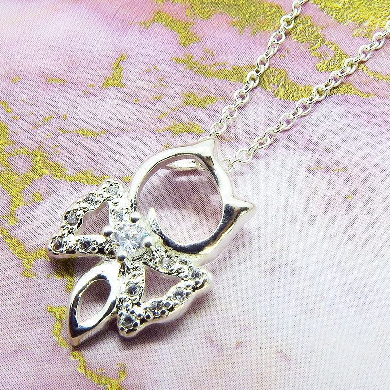 ジルコンのキラキラ光るリボンをつけた猫のペンダント・ネックレス シルバー925 天然石ジルコン
