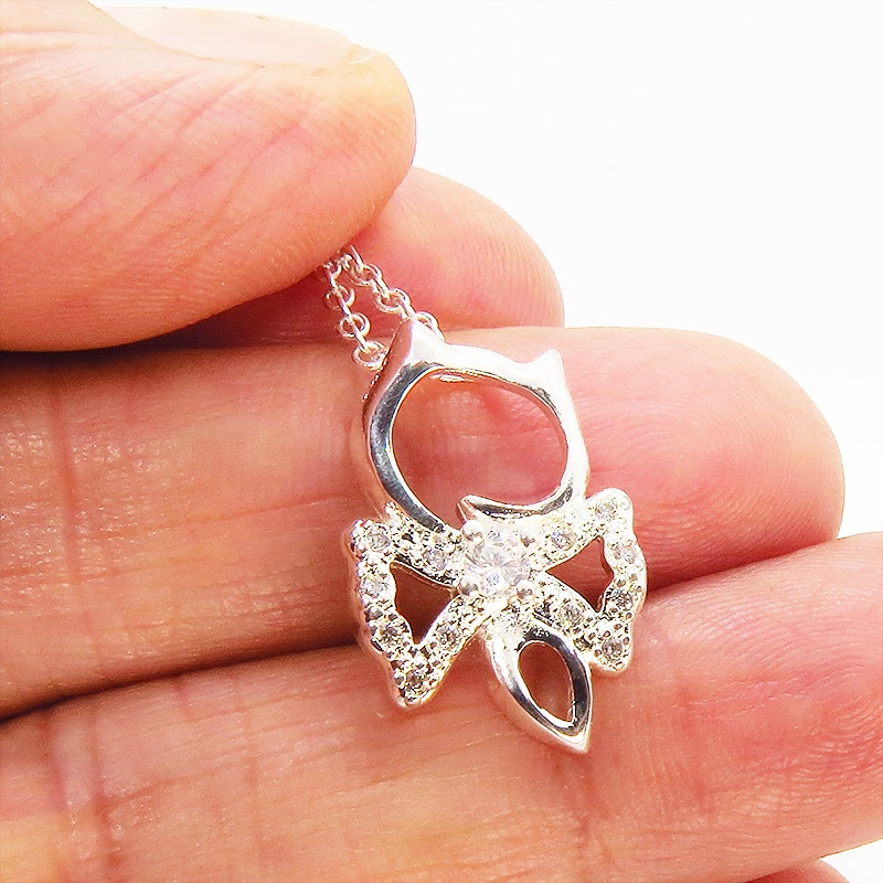 ジルコンのキラキラ光るリボンをつけた猫のペンダント・ネックレス シルバー925 天然石ジルコン