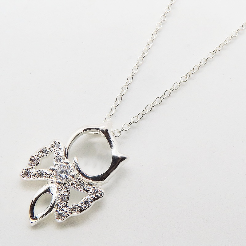 ジルコンのキラキラ光るリボンをつけた猫のペンダント・ネックレス シルバー925 天然石ジルコン