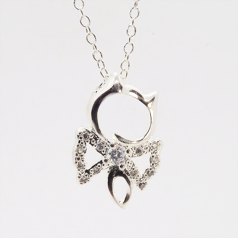 ジルコンのキラキラ光るリボンをつけた猫のペンダント・ネックレス シルバー925 天然石ジルコン