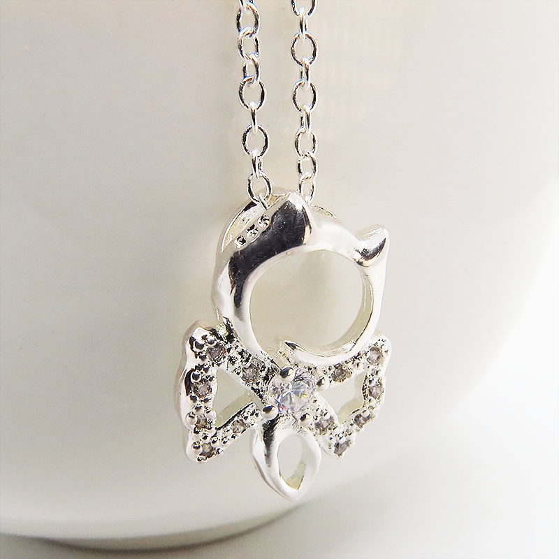 ジルコンのキラキラ光るリボンをつけた猫のペンダント・ネックレス シルバー925 天然石ジルコン