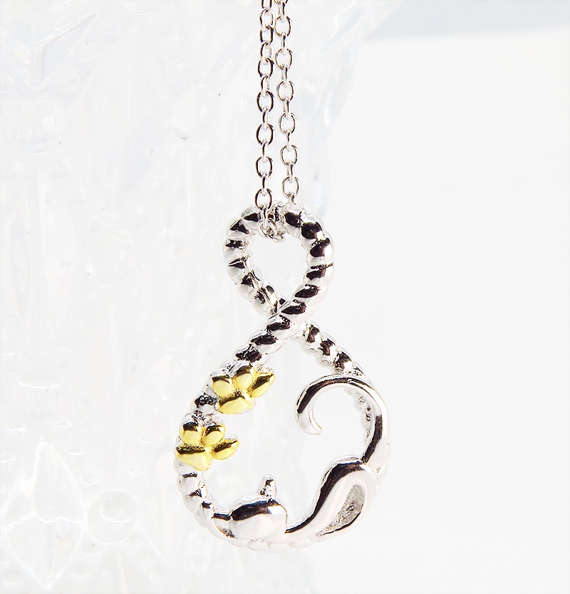 シルバー925 寝そべる猫のいるループ曲線を描いた優しいペンダントネックレス 18Kゴールドメッキ肉球