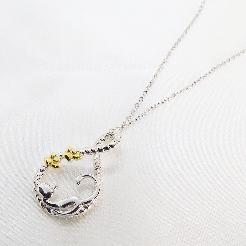 シルバー925 寝そべる猫のいるループ曲線を描いた優しいペンダントネックレス 18Kゴールドメッキ肉球