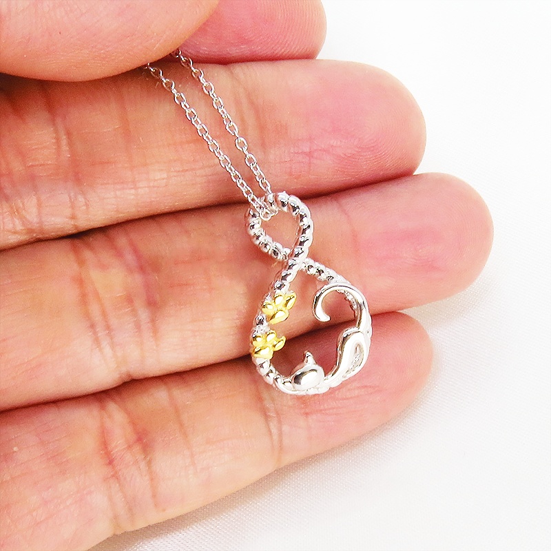 シルバー925 寝そべる猫のいるループ曲線を描いた優しいペンダントネックレス 18Kゴールドメッキ肉球