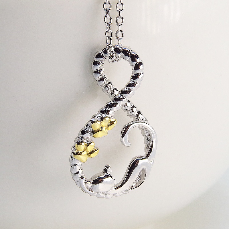 シルバー925 寝そべる猫のいるループ曲線を描いた優しいペンダントネックレス 18Kゴールドメッキ肉球