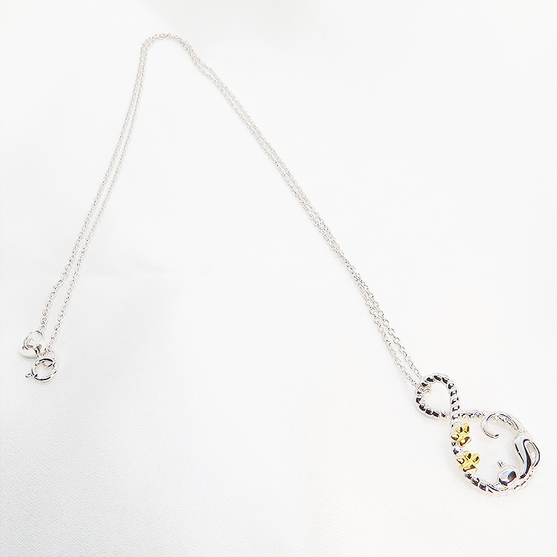 シルバー925 寝そべる猫のいるループ曲線を描いた優しいペンダントネックレス 18Kゴールドメッキ肉球