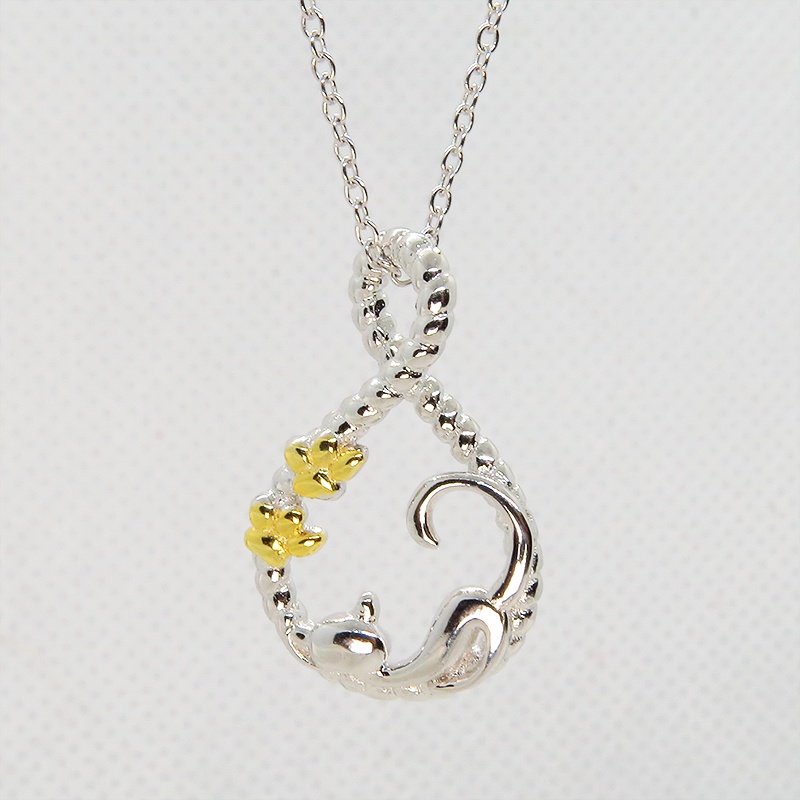 シルバー925 寝そべる猫のいるループ曲線を描いた優しいペンダントネックレス 18Kゴールドメッキ肉球