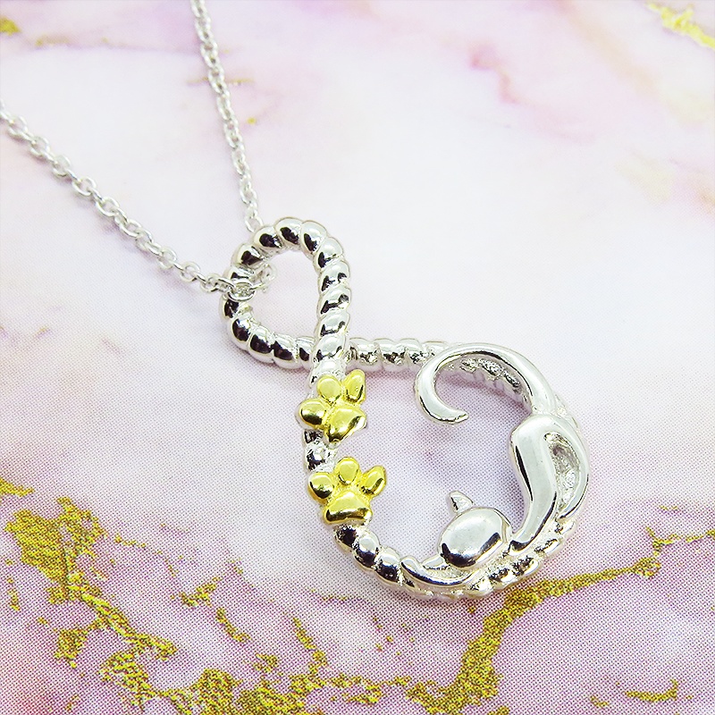 シルバー925 寝そべる猫のいるループ曲線を描いた優しいペンダントネックレス 18Kゴールドメッキ肉球