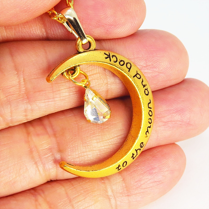 ゴールドカラーの三日月にラインストーン(クリアカラー)が揺れて輝くネックレス 長さ調整可 アジャスター付