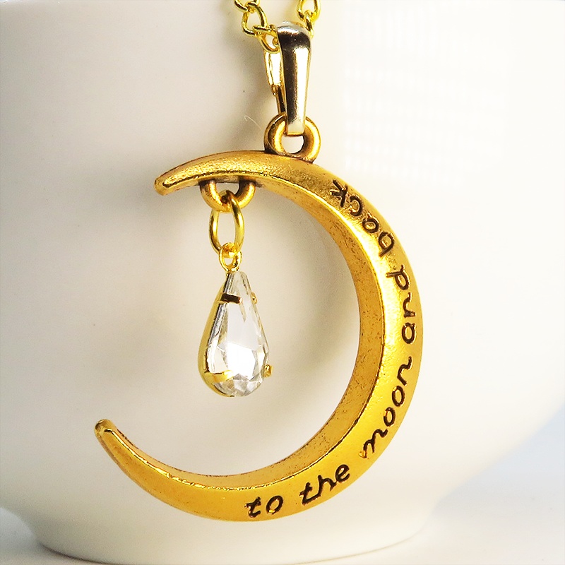 ゴールドカラーの三日月にラインストーン(クリアカラー)が揺れて輝くネックレス 長さ調整可 アジャスター付