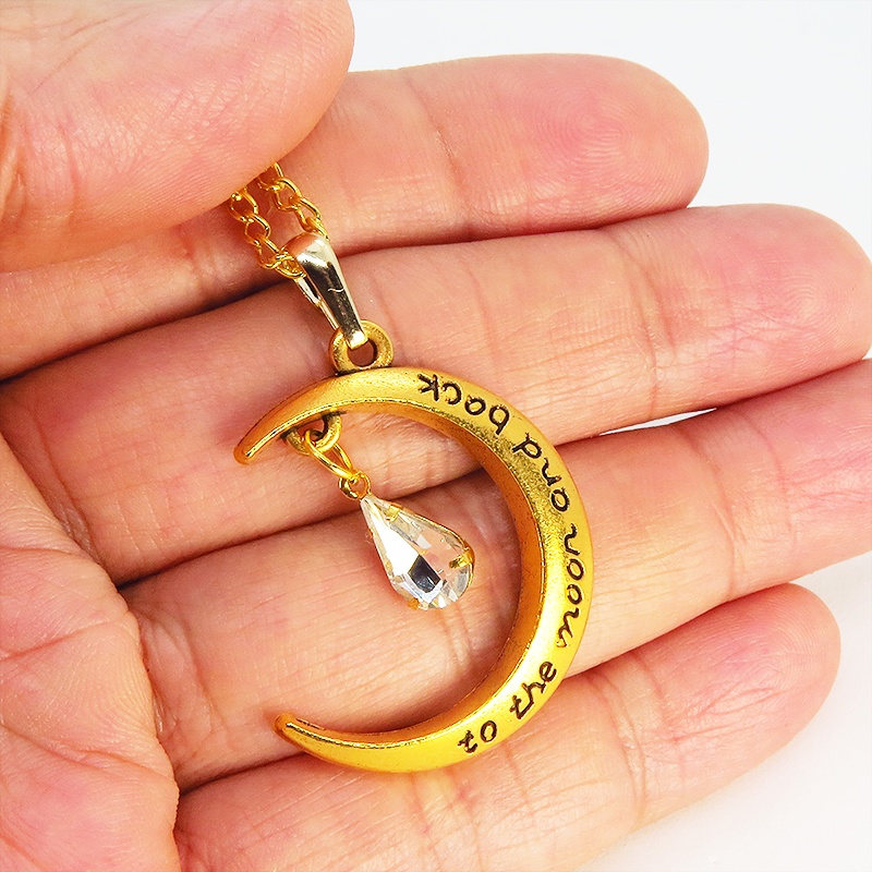 ゴールドカラーの三日月にラインストーン(クリアカラー)が揺れて輝くネックレス 長さ調整可 アジャスター付