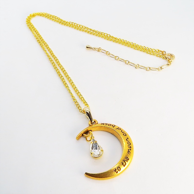 ゴールドカラーの三日月にラインストーン(クリアカラー)が揺れて輝くネックレス 長さ調整可 アジャスター付
