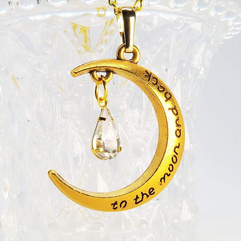 ゴールドカラーの三日月にラインストーン(クリアカラー)が揺れて輝くネックレス 長さ調整可 アジャスター付