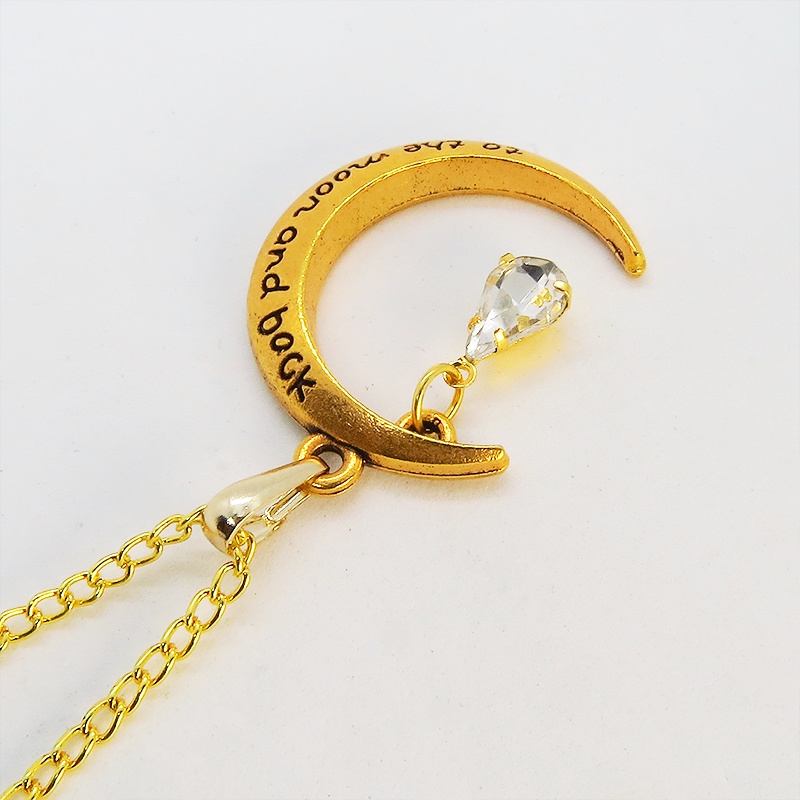 ゴールドカラーの三日月にラインストーン(クリアカラー)が揺れて輝くネックレス 長さ調整可 アジャスター付