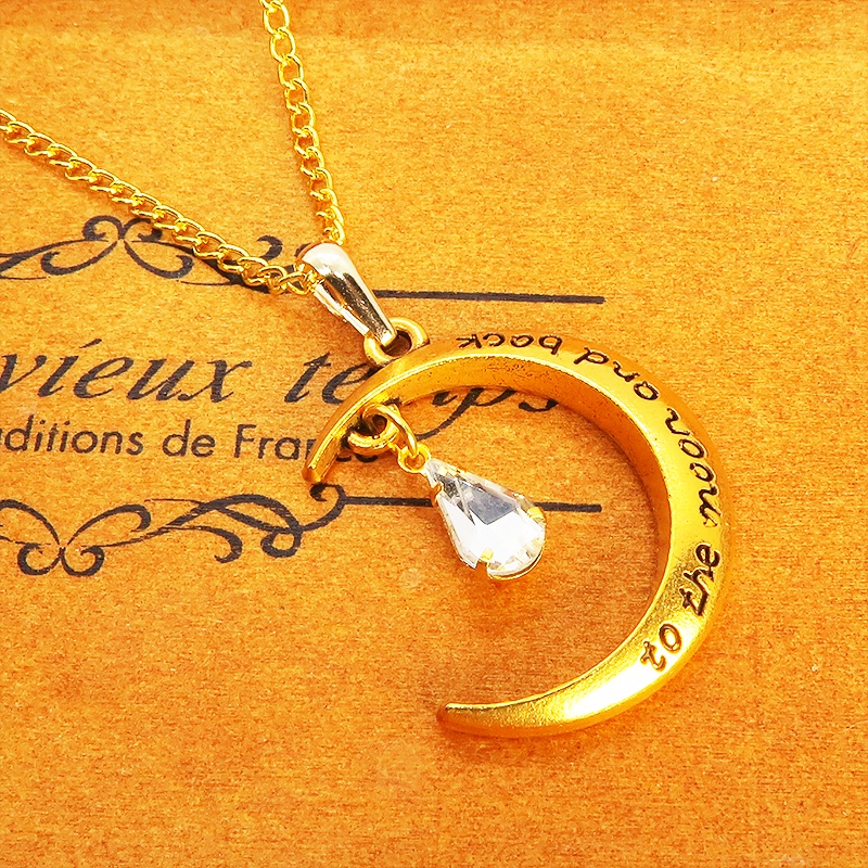 ゴールドカラーの三日月にラインストーン(クリアカラー)が揺れて輝くネックレス 長さ調整可 アジャスター付