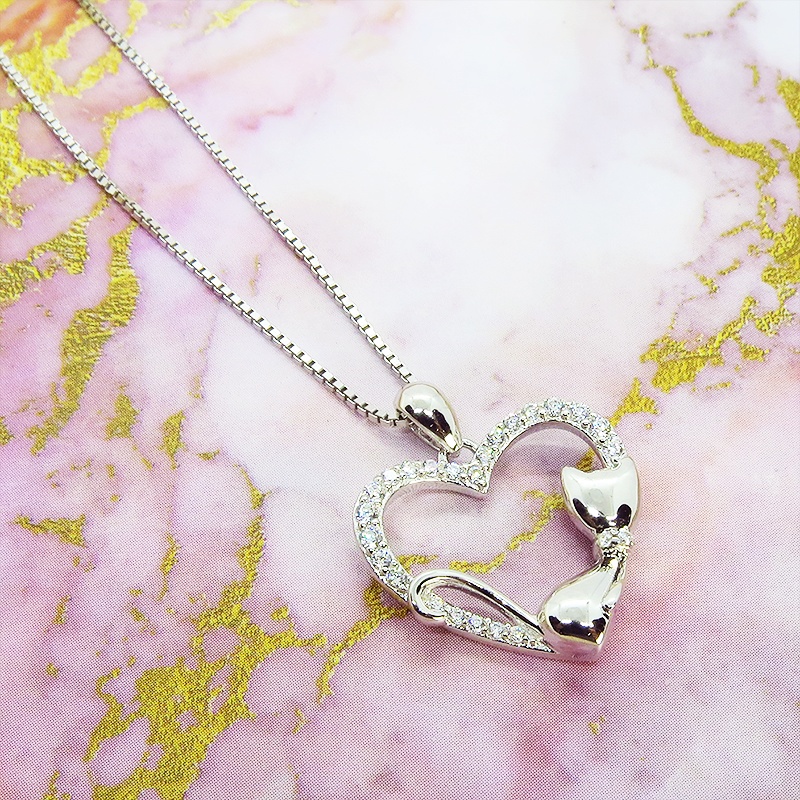 寝そべる猫のいるキラキラ輝くオープンハートネックレス シルバー925 キュービックジルコニア