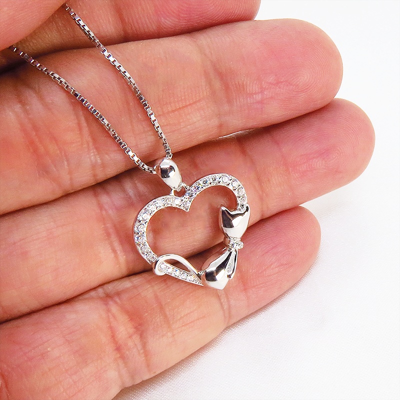 寝そべる猫のいるキラキラ輝くオープンハートネックレス シルバー925 キュービックジルコニア