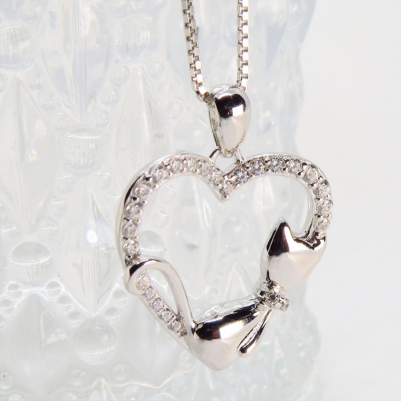 寝そべる猫のいるキラキラ輝くオープンハートネックレス シルバー925 キュービックジルコニア