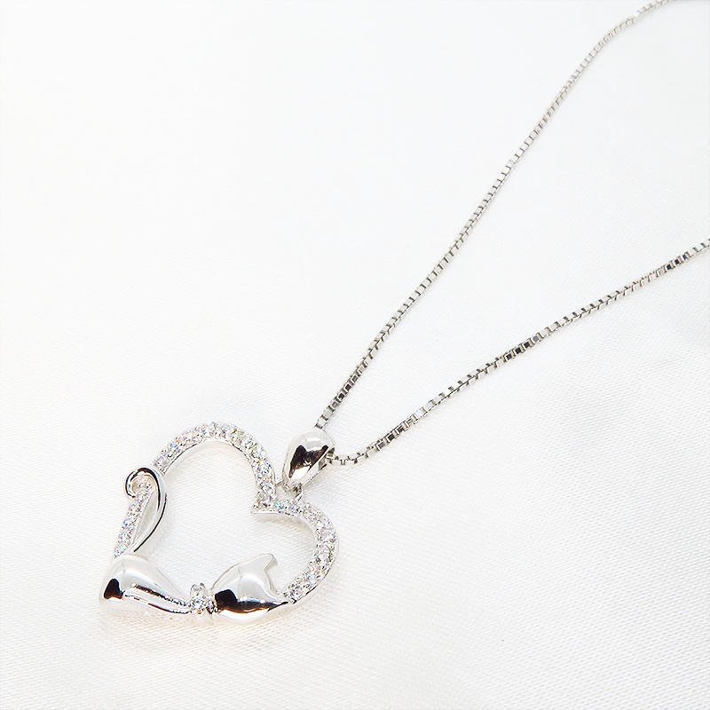 寝そべる猫のいるキラキラ輝くオープンハートネックレス シルバー925 キュービックジルコニア
