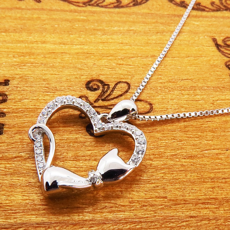 寝そべる猫のいるキラキラ輝くオープンハートネックレス シルバー925 キュービックジルコニア
