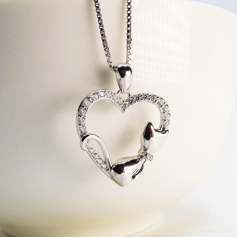 寝そべる猫のいるキラキラ輝くオープンハートネックレス シルバー925 キュービックジルコニア