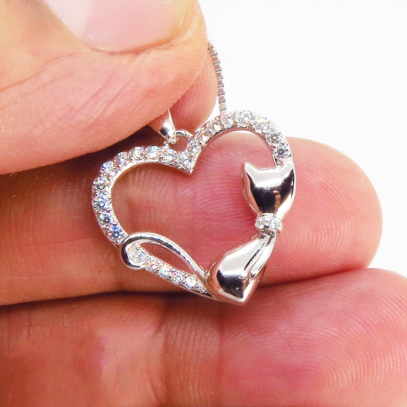 寝そべる猫のいるキラキラ輝くオープンハートネックレス シルバー925 キュービックジルコニア