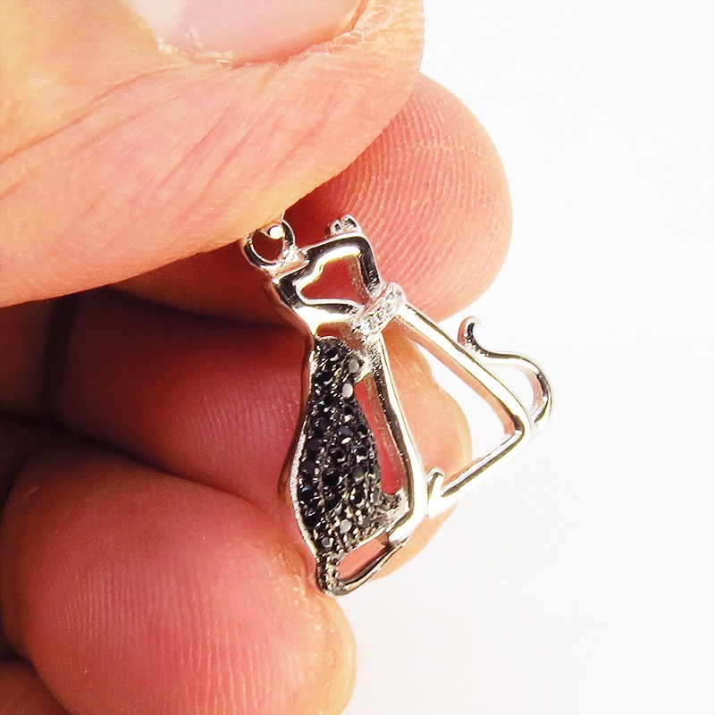 犬と猫が寄り添うペアモチーフのネックレス シルバー925 キュービックジルコニア