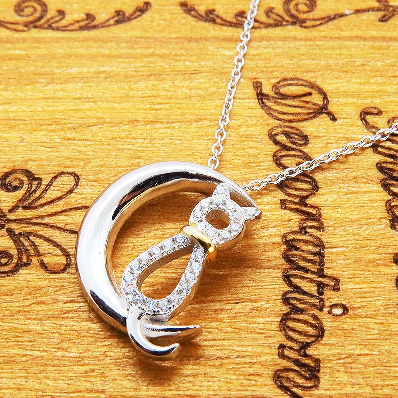 猫ネックレス 三日月に腰掛ける猫 18Kゴールドのリボン シルバー925 キュービックジルコニア