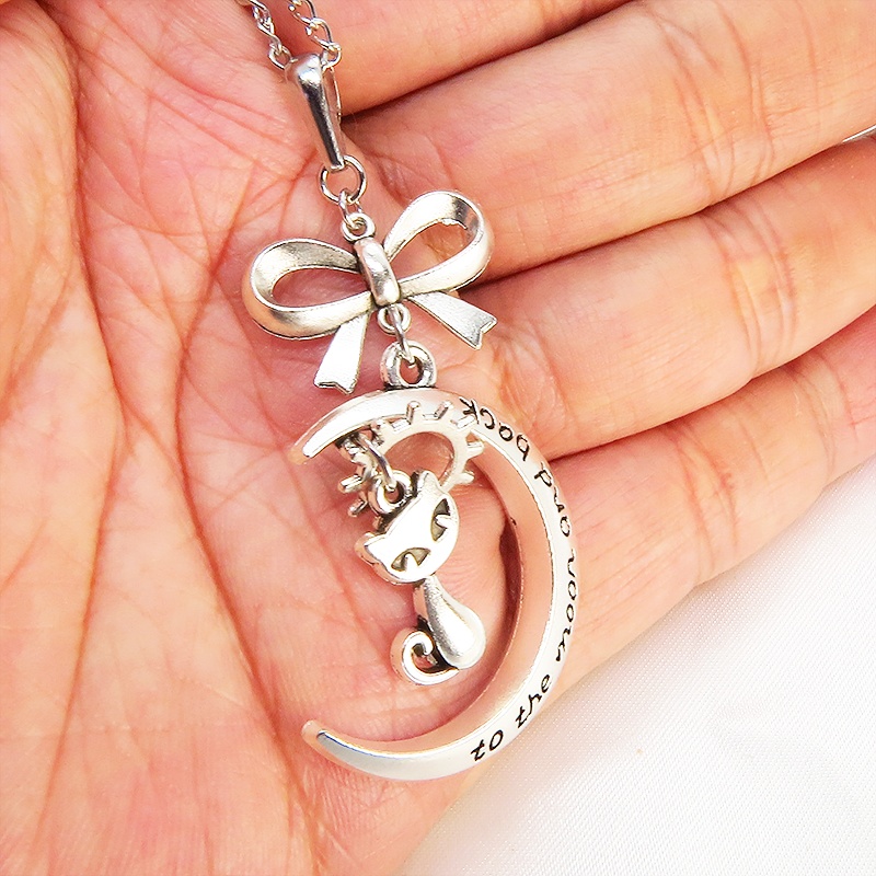 シルバーカラーの猫と三日月の大人可愛いネックレス 大きめリボン 銀古美 アンティーク ムーン