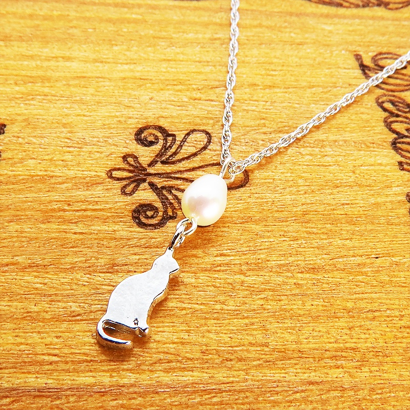 シンプルにさり気なく大人可愛い猫モチーフネックレス 淡水パール シルバー925ネックレス