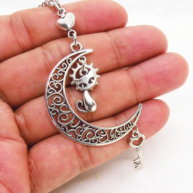 アンティークシルバー 猫とアラベスク調の透かし三日月を組合せたネックレス ハート 鍵 ムーン 大人可愛い アジャスター付