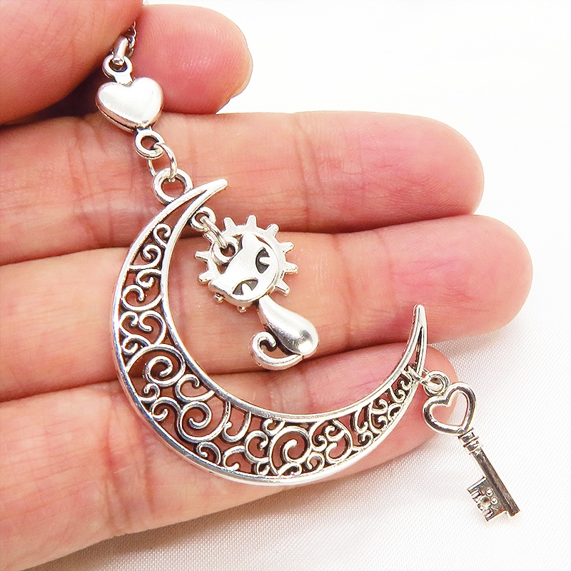 アンティークシルバー 猫とアラベスク調の透かし三日月を組合せたネックレス ハート 鍵 ムーン 大人可愛い アジャスター付