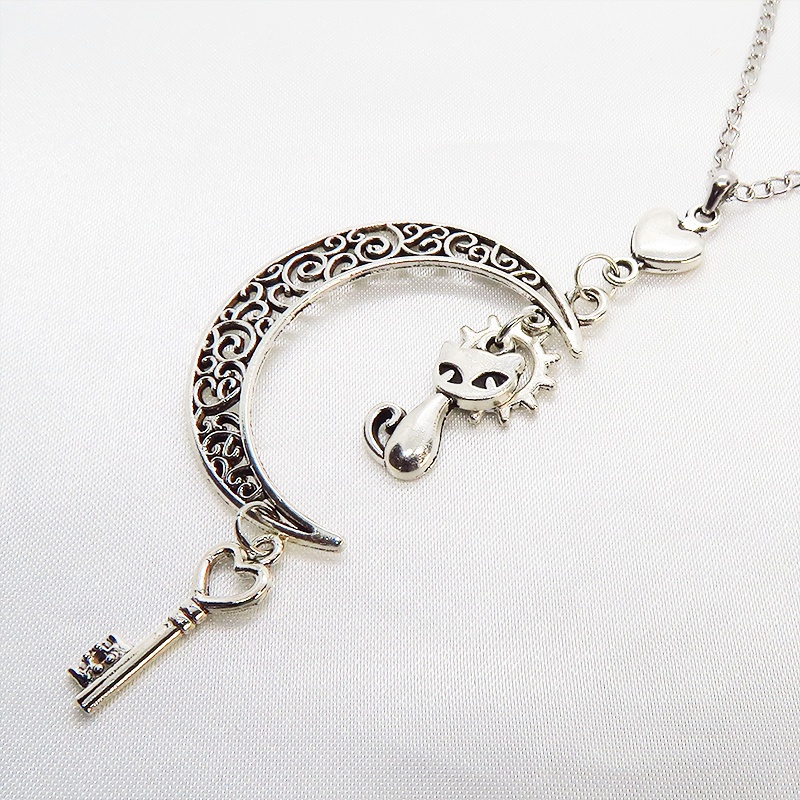 アンティークシルバー 猫とアラベスク調の透かし三日月を組合せたネックレス ハート 鍵 ムーン 大人可愛い アジャスター付