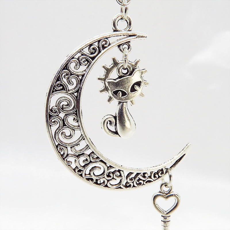 アンティークシルバー 猫とアラベスク調の透かし三日月を組合せたネックレス ハート 鍵 ムーン 大人可愛い アジャスター付