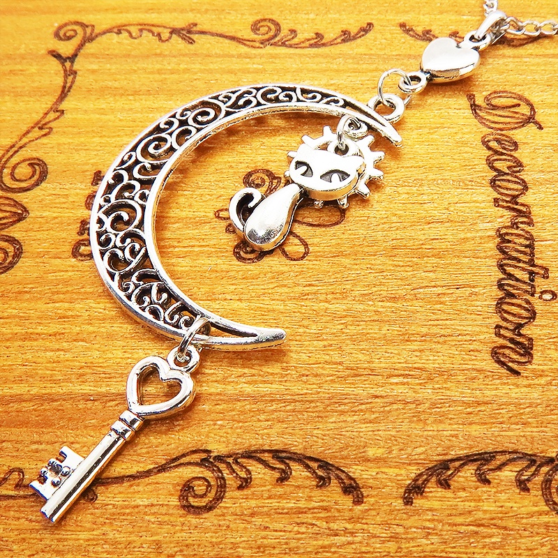 アンティークシルバー 猫とアラベスク調の透かし三日月を組合せたネックレス ハート 鍵 ムーン 大人可愛い アジャスター付