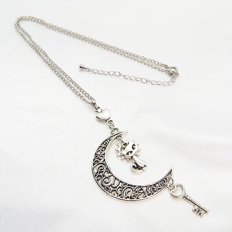 アンティークシルバー 猫とアラベスク調の透かし三日月を組合せたネックレス ハート 鍵 ムーン 大人可愛い アジャスター付