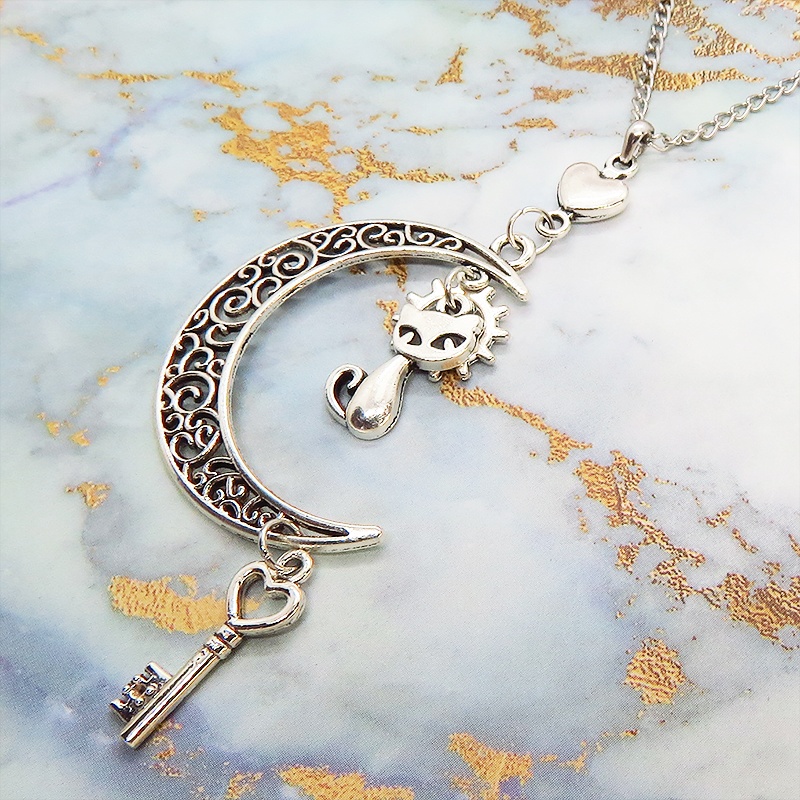 アンティークシルバー 猫とアラベスク調の透かし三日月を組合せたネックレス ハート 鍵 ムーン 大人可愛い アジャスター付