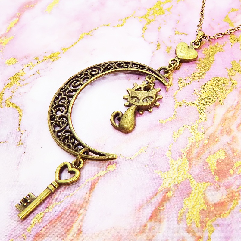 アンティークゴールド 猫とアラベスク調の透かし三日月を組合せたネックレス ハート 鍵 ムーン 大人可愛い アジャスター付