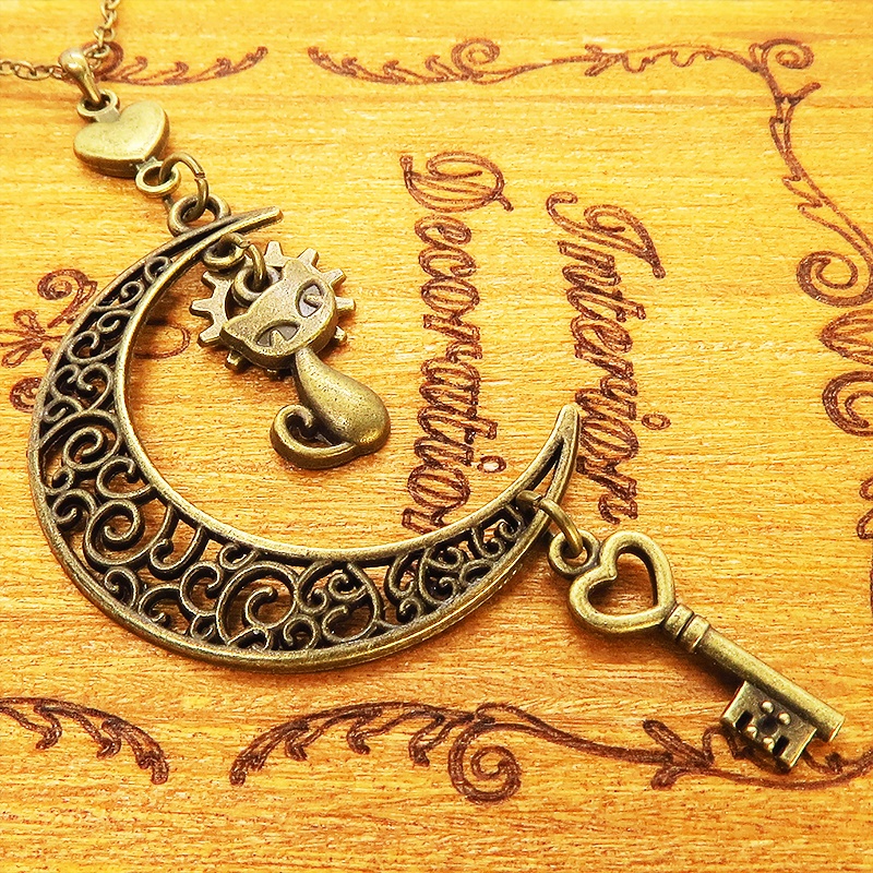 アンティークゴールド 猫とアラベスク調の透かし三日月を組合せたネックレス ハート 鍵 ムーン 大人可愛い アジャスター付