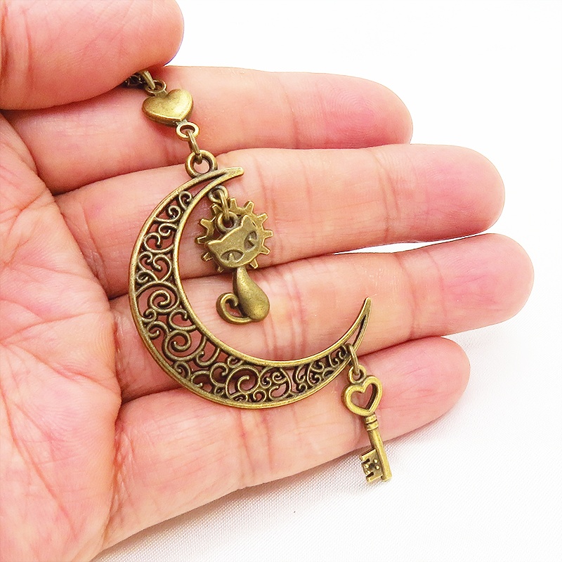 アンティークゴールド 猫とアラベスク調の透かし三日月を組合せたネックレス ハート 鍵 ムーン 大人可愛い アジャスター付