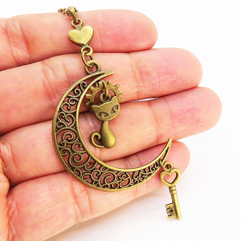 アンティークゴールド 猫とアラベスク調の透かし三日月を組合せたネックレス ハート 鍵 ムーン 大人可愛い アジャスター付